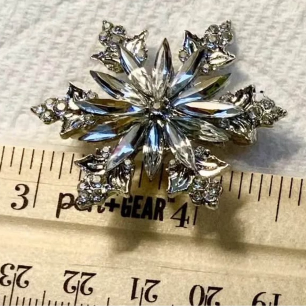 Elegant Silver Snowflake Vintage Brooch - Picture 3 of 3